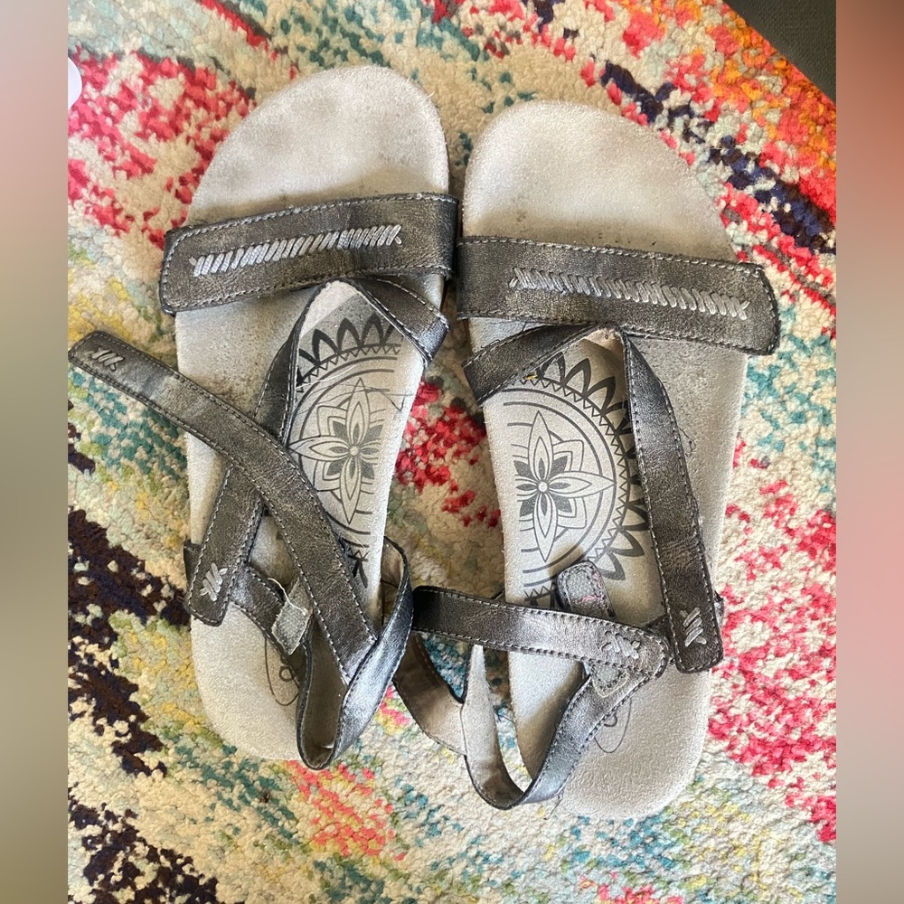 Aetrex Metallic Gray Strappy Sandals